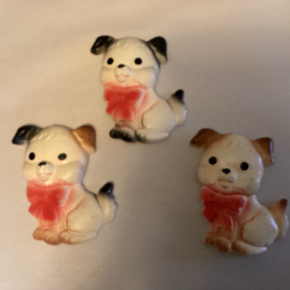 Vintage 1970’s chalkware puppies with bows plaques